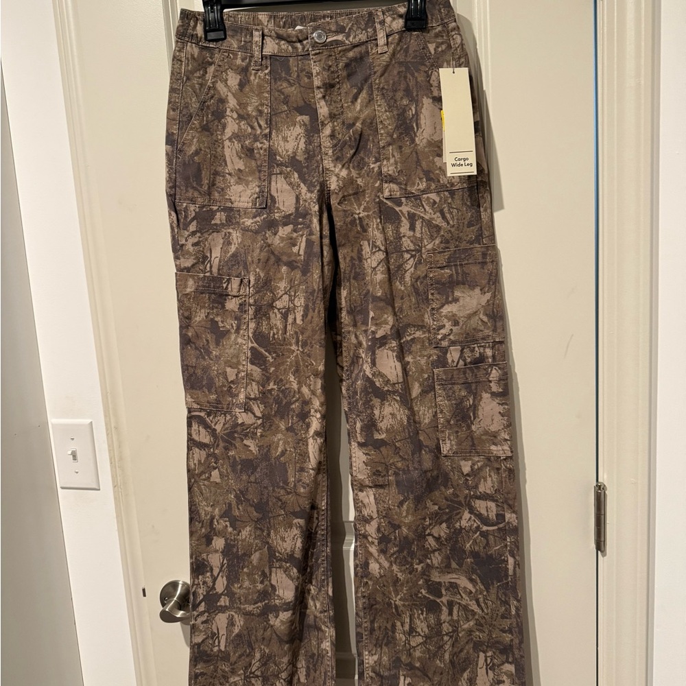 Camo wood wide leg cargo Tan green women’s Pants size small
